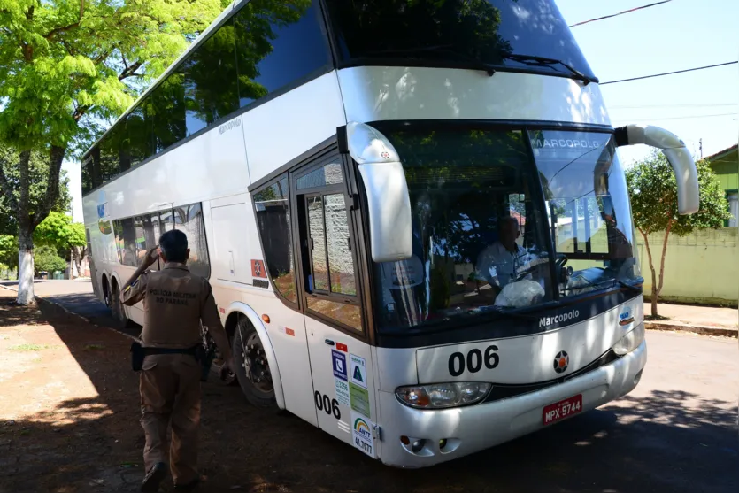  Por volta das 11h da manhã o ônibus e os passageiros foram encaminhados à 17 { SDP de Apucarana -  Foto: Delair Garcia 