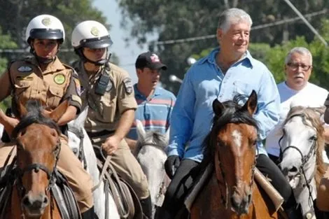 Inquérito confirma: Requião usou recursos da PM para cuidar de cavalos