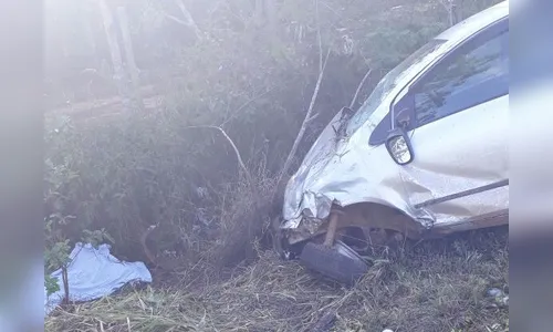 Motorista morre após carro cair em barranco