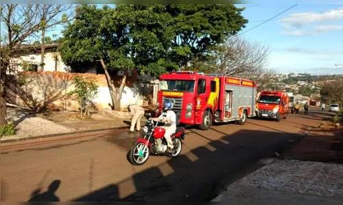 Residência é destruída por fogo em Arapongas