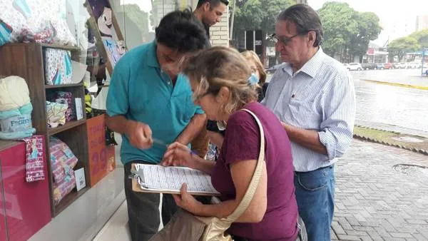 Urna foi instalada na Praça Rui Barbosa em Apucarana (Foto: Sérgio Rodrigo)