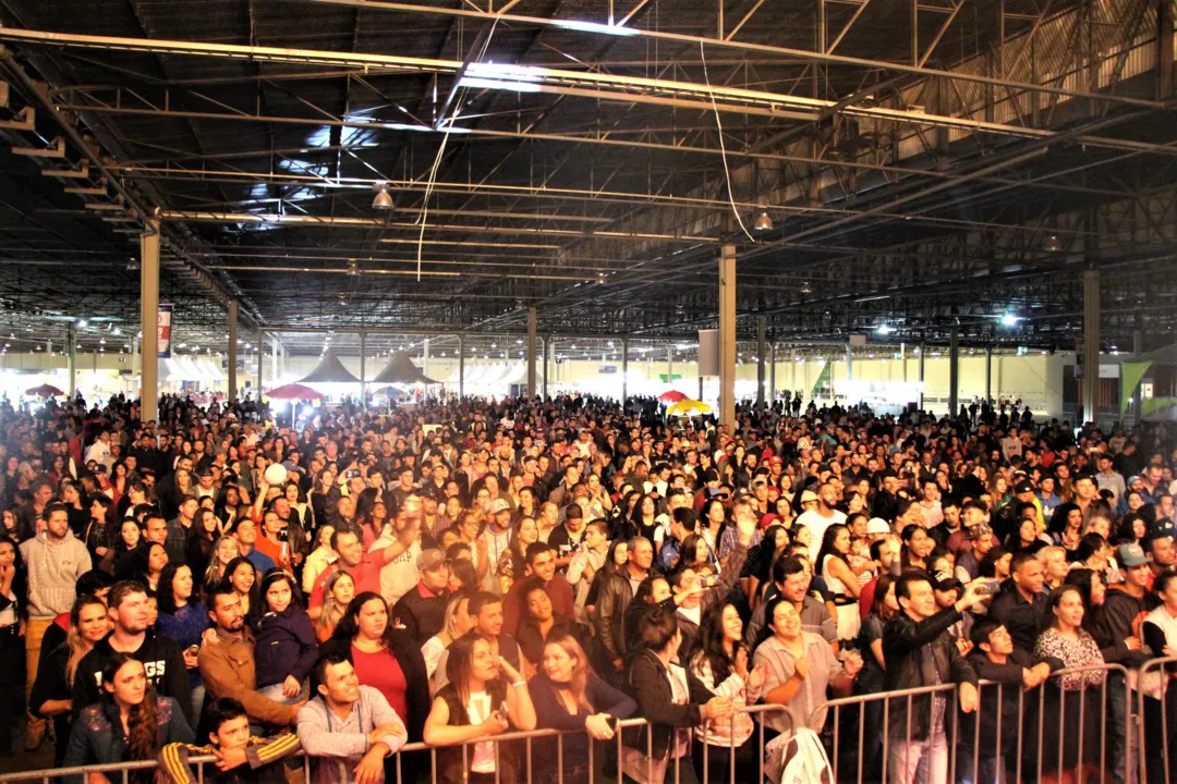 Arapongas Fest Show reúne milhares de pessoas no Expoara