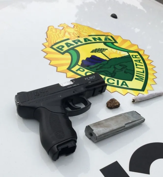 Dupla de Apucarana foi presa com simulacro de pistola, droga e moto furtada - Foto - Divulgação/PM