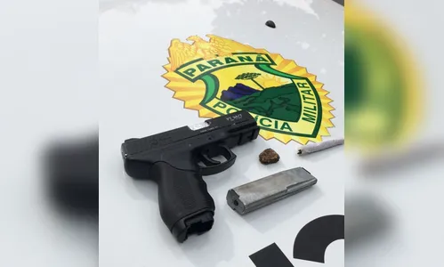 Dupla de Apucarana é presa com moto furtada, droga e simulacro de pistola