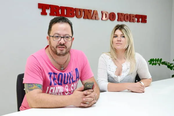 Estéfano e Aline Valente, na redação da Tribuna do Norte, falando sobre o show de Matheus Ceará que vai acontecer no dia 29 deste mês em Apucarana - Foto: Delair Garcia