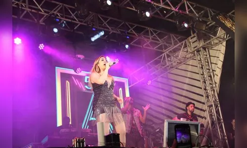 Show de Naiara Azevedo lota Expoara de Arapongas