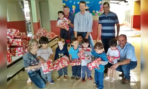 Alunos da rede municipal ganham brinquedos em Novo Itacolomi