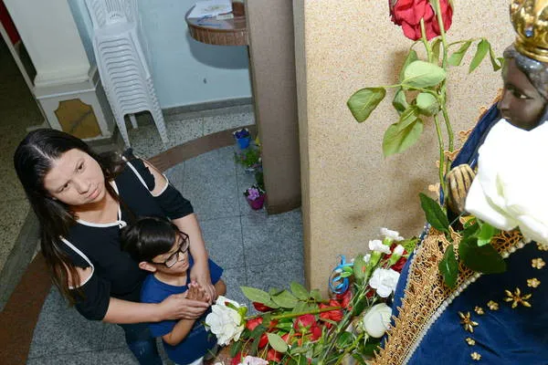 Apucaranense Grasiele Donizete se tornou devota após o nascimento do filho Sérgio Otávio, que ficou dois meses na UTI | Foto: Sérgio Rodrigo