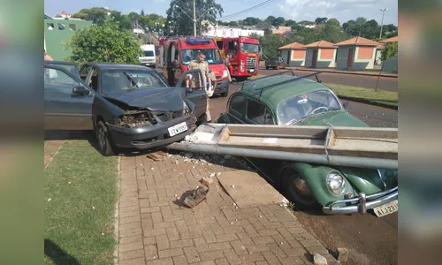 Motorista passa mal e bate carro contra poste em Ivaiporã