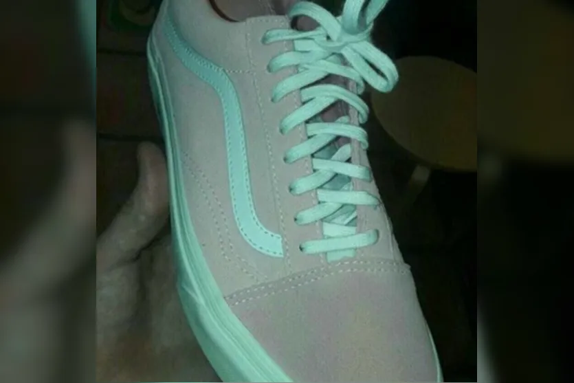Estes tênis são cinzentos e azuis ou rosa e brancos?