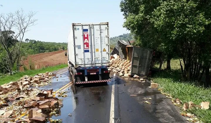 Carga de óleo de soja foi saqueada após acidente trânsito ocorrido na na PR-487 - Foto: Hora Certa