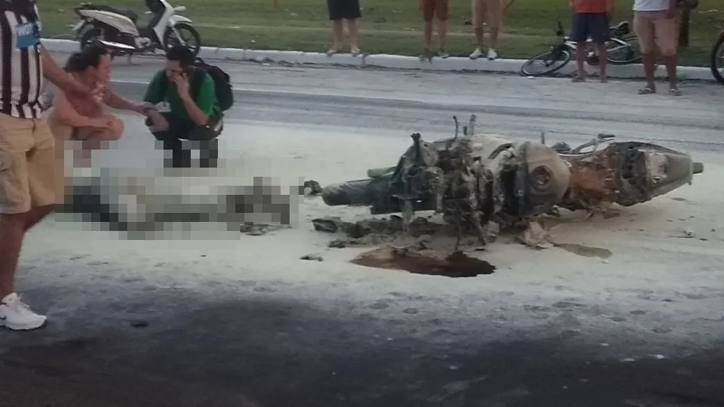Moto pegou fogo após colidir com outro veículo. Foto: Colaboração/WhatsApp