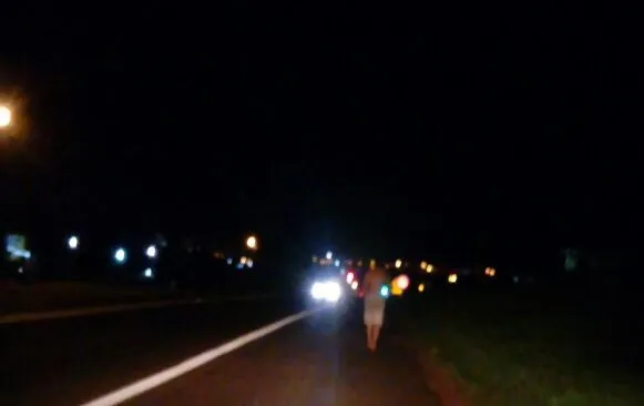 Criança de 7 anos é flagrada andando à noite sozinha à margem de rodovia - Foto: Reprodução/Whatsapp