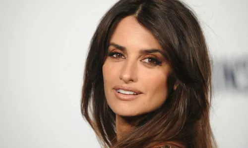 Penélope Cruz condena abuso de poder após acusações contra Weinstein