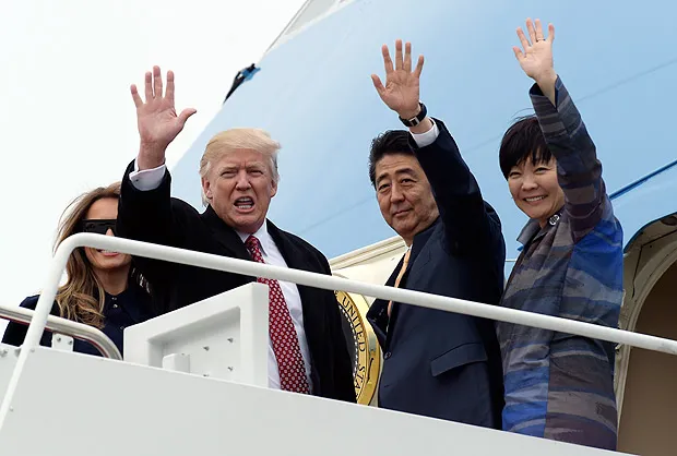 Ao lado de Trump, o primeiro-ministro Shinzo Abe