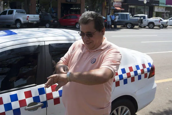 Taxista Dirceu Gonçalves não se acostuma com horário novo | Foto: TNOnline