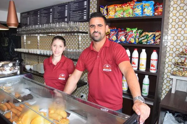 Após perder o emprego de vendedor, projetista Adriano Sabino abriu um café com a a esposa Danielle Macoppi em Ivaiporã
