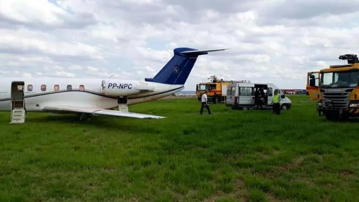 O avião saiu de pista e acabou parando num gramado lateral a pista do aeroporto. Foto: Tuia Paraná
