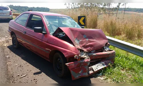 Carros batem de frente na PR-466 em Kaloré