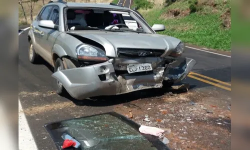 
							Carros batem de frente na PR-466 em Kaloré
						
						