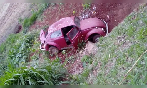 Bebê morre após ser ejetado de Fusca durante capotamento na BR-376