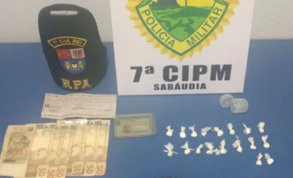 Rapaz foi abordado e preso com 20 papelotes de cocaína - Foto - Divulgação/PM