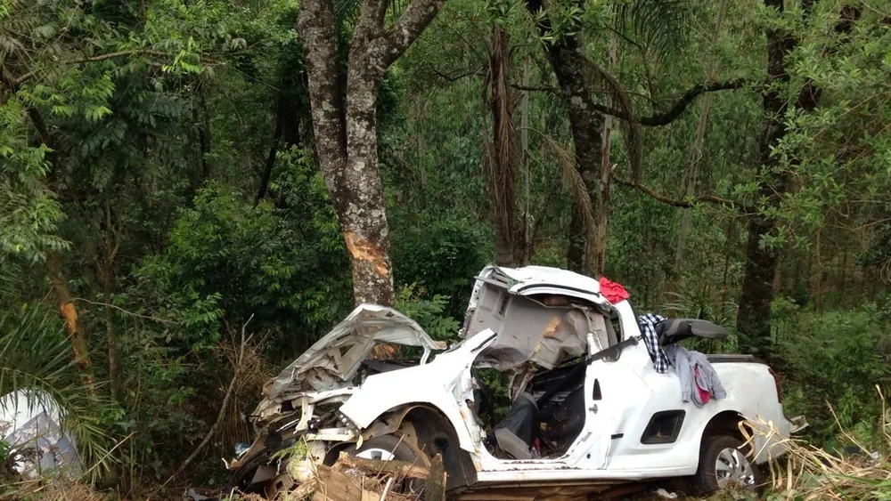 Os três jovens estavam na camionete que ficou totalmente destruída (Foto/Divulgação/PRE)