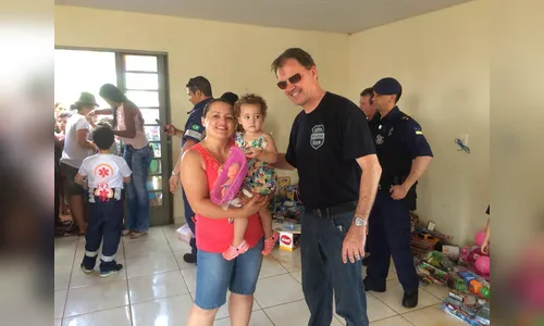 Forças de segurança distribuem brinquedos às crianças carentes