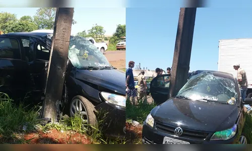 Mulher perde controle da direção e carro atinge poste