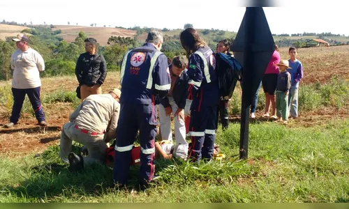 Capotamento deixa dois menores feridos; um deles conduzia o veículo