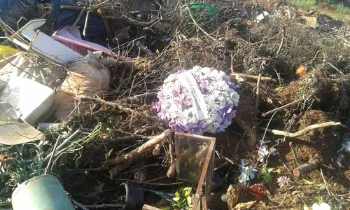 Populares denunciam que restos de cemitério são jogados em tereno baldio