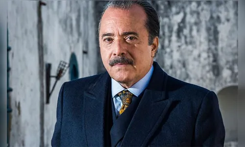 José Augusto tenta saber do paradeiro de sua neta em 'Tempo de Amar'