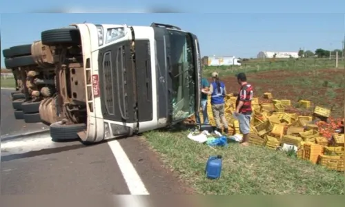 
							Carreta carregada com tomate tomba e carga fica espalhada pela pista
						
						