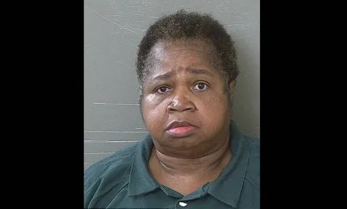 Mulher de 150 kg senta sobre criança e a mata