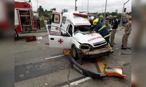 
							Quatro pessoas ficam feridas após colisão entre ambulância e ônibus
						
						
