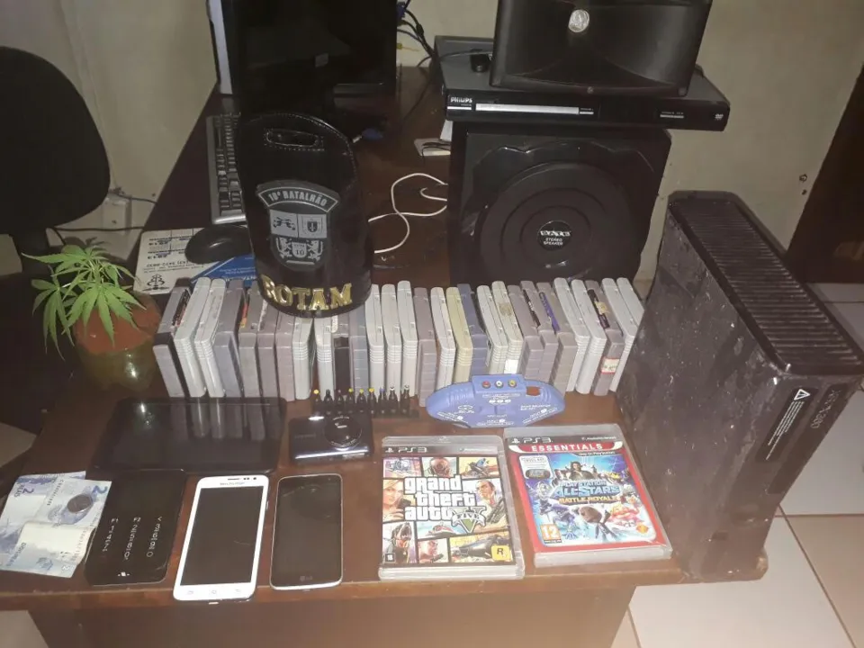 Na residência foram apreendidos ainda diversos produtos possivelmente furtados de uma loja de jogos. (Foto - PM)