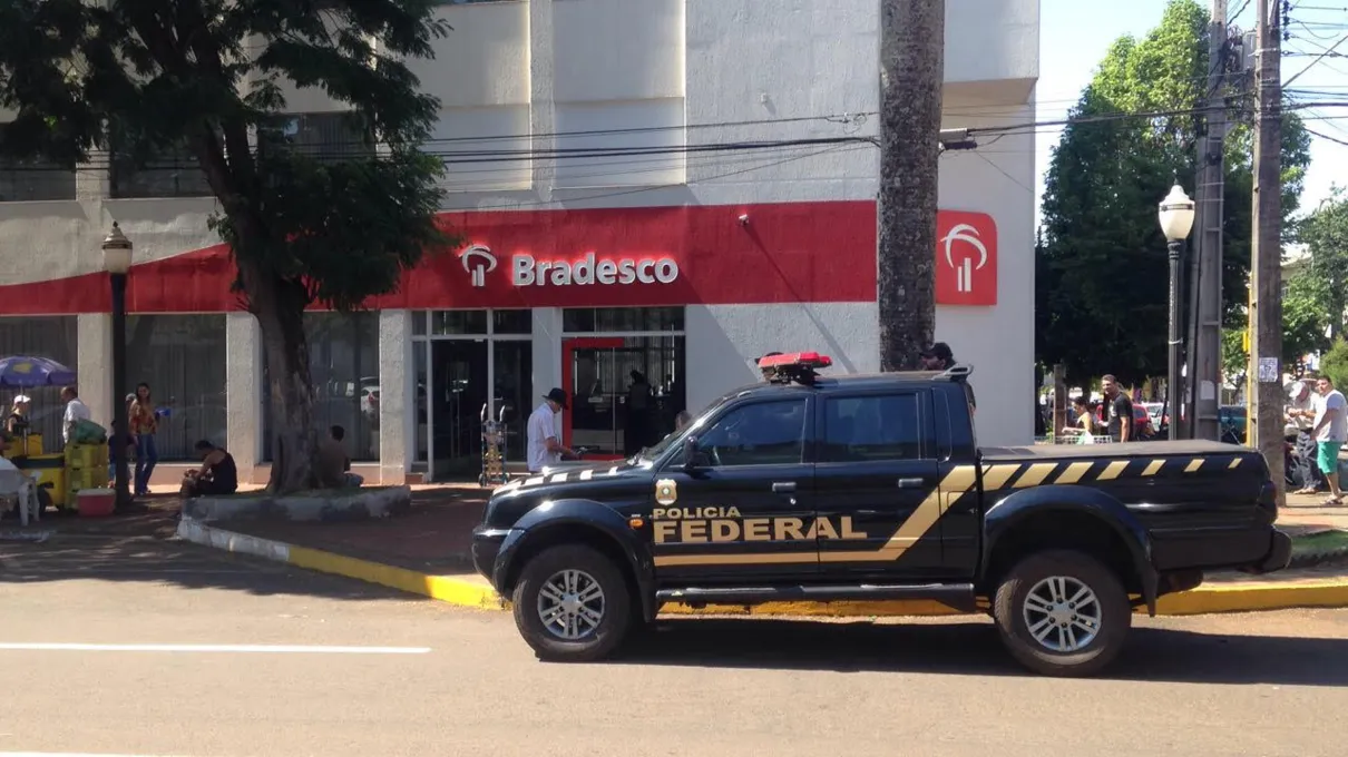 Viatura da PF em frente ao Bradesco: diligência em Apucarana - Foto: TNONLINE