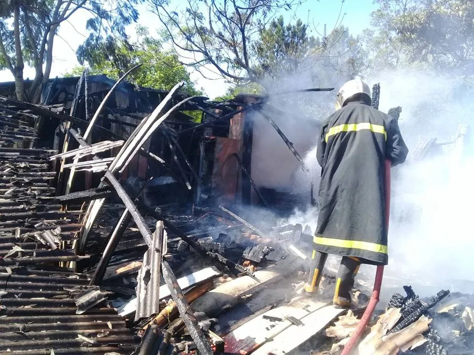 Incêndio deixou família sem casa em Ortigueira - Foto: Reprodução/Blog do Berimbau