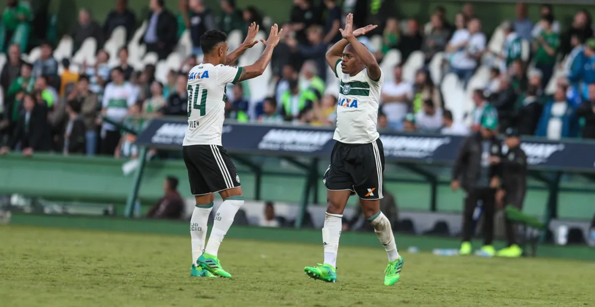 Coritiba vence o Cruzeiro em casa e ameniza crise - Foto - Banda B