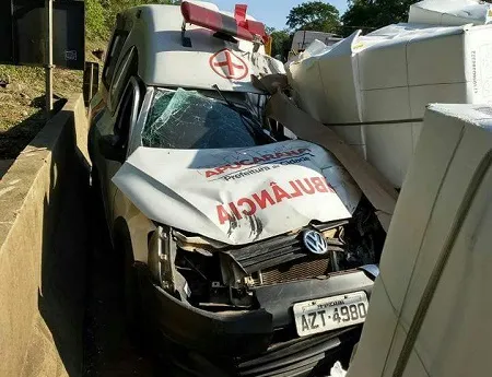 Ambulância de Apucarana se envolve em acidente com caminhão na BR-376 - Foto - Facebook do Atento a Rede