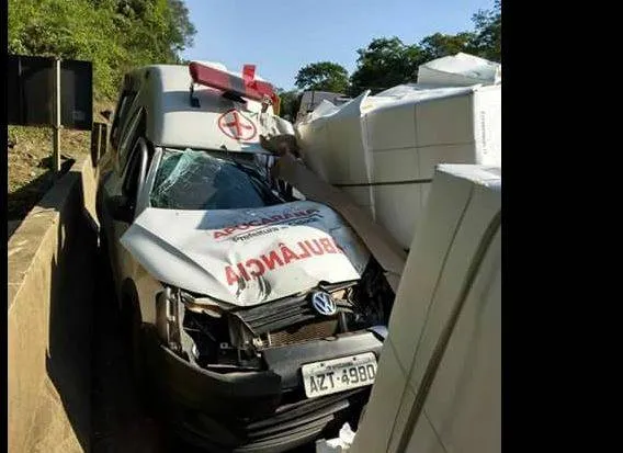 Ambulância de Apucarana atingida por caminhão (Foto: Atento à Rede/Facebook)