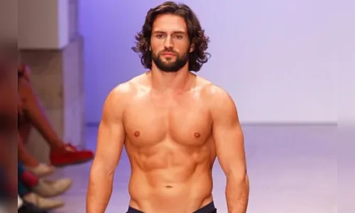 
							Ator que fará par com Bruna Marquezine se destaca pelo 'corpão'
						
						