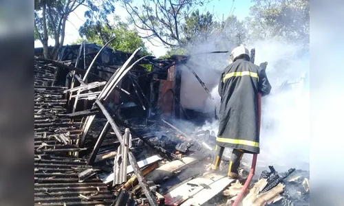 Incêndio deixa família sem casa em Ortigueira