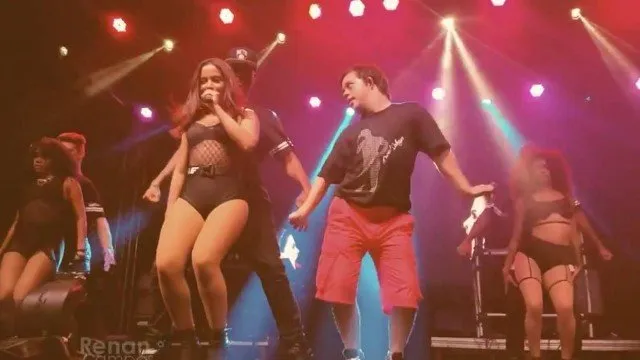 Felipe Rodrigues com Anitta no palco Foto: reprodução/instagram