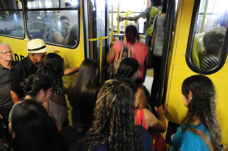 Mulher foi vítima de tentativa de estupro dentro de ônibus em Londrina - Foto -  Marcos Zanutto/Grupo Folha/Bonde