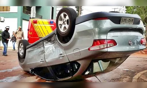 Veículo capota na área urbana de Ivaiporã