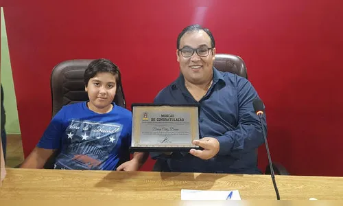 Câmara de Marilândia homenageia jovem piloto