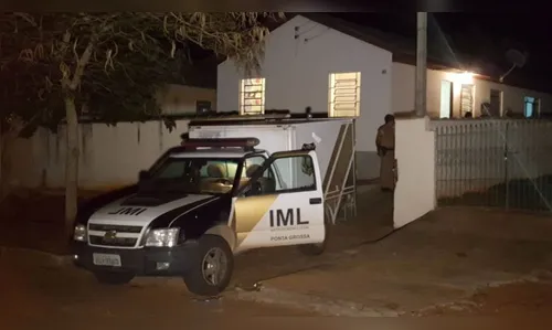 Homem é preso após matar esposa a facadas na frente dos filhos