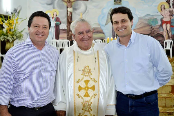Padre Albertinho ladeado pelo presidente da Câmara, Mauro Bertoli e pelo vice-prefeito Júnior da Femac