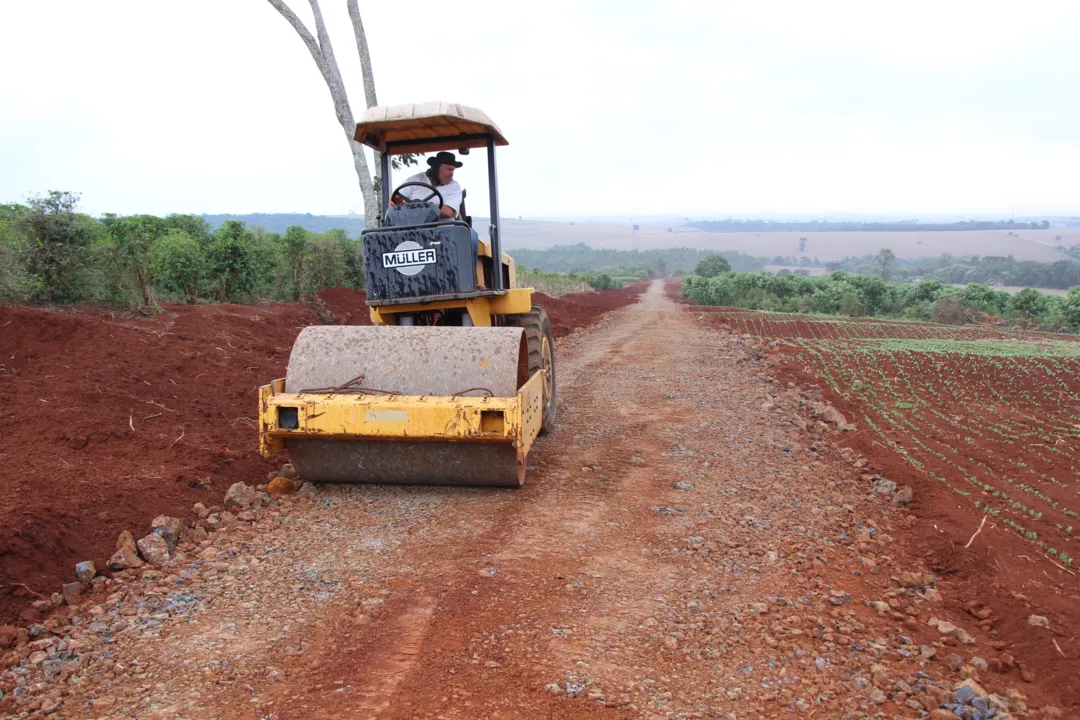 Prefeitura conclui manutenção em estrada rural da região do Araguari